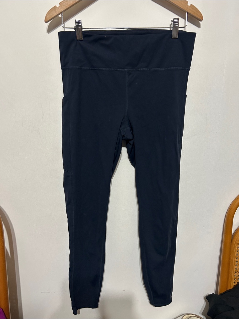 Vuori athletic pocket leggings size large navy blue 7/8 length
